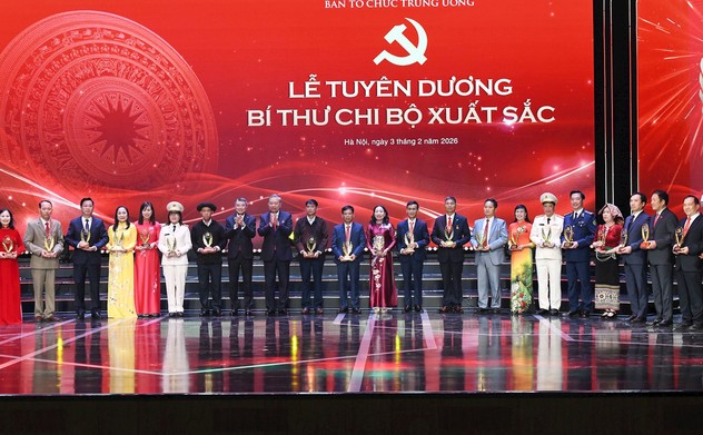 Bí thư Chi bộ Vụ Tổ chức cán bộ Đỗ Văn Tạo được tuyên dương là Bí thư Chi bộ xuất sắc trong toàn Đảng năm 2026